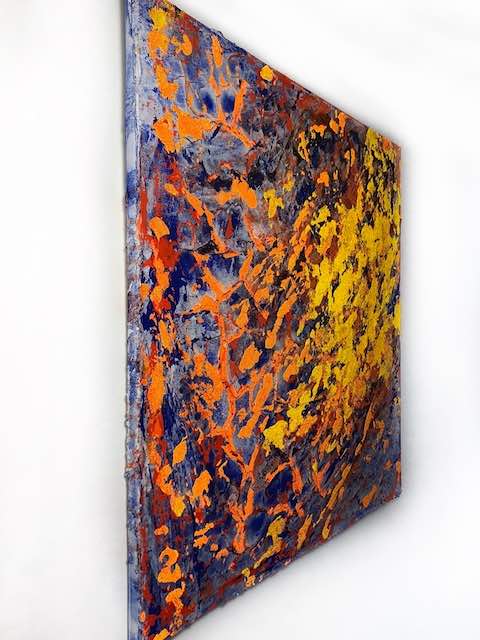 Seitenansicht des leuchtenden Gemäldes mit leichten Schwüngen und lebendiger Oberfläche