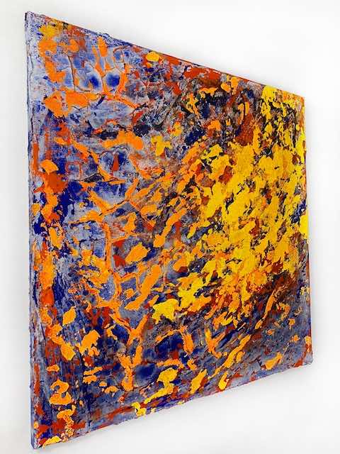 Seitenansicht des leuchtenden Gemäldes mit leichten Schwüngen und lebendiger Oberfläche